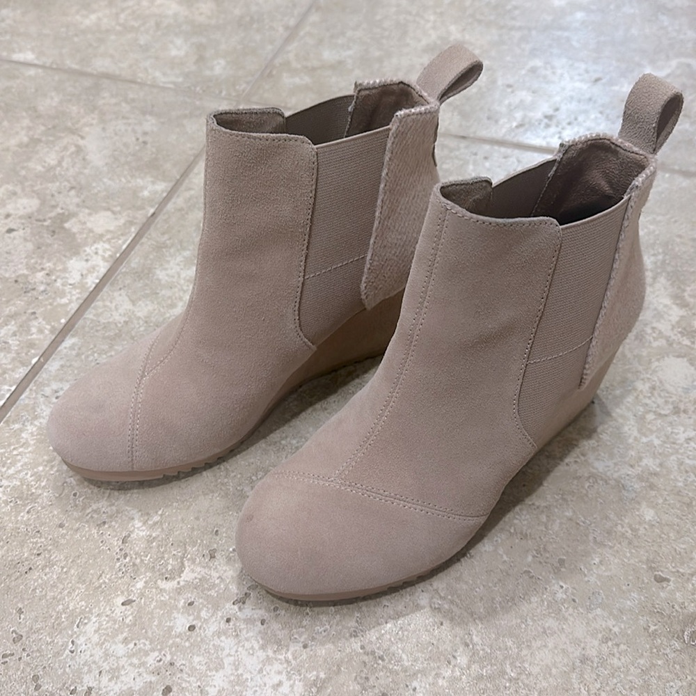 Tom’s wedge boots